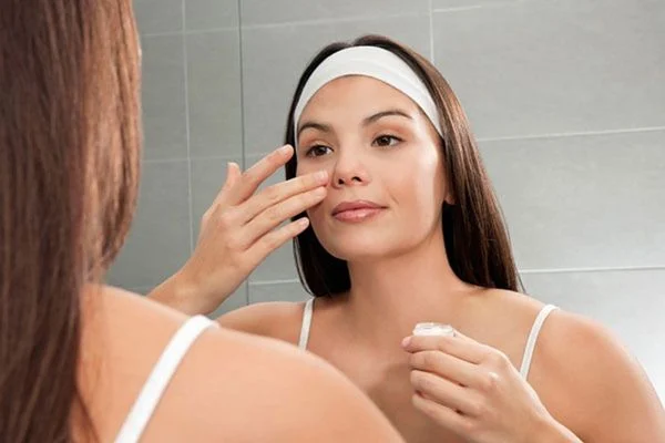 NHỮNG SAI LẦM KHIẾN DA BỊ BÍ KHI DÙNG KEM DƯỠNG BẠN GÁI THƯỜNG MẮC PHẢI - Blog Muốn đẹp da