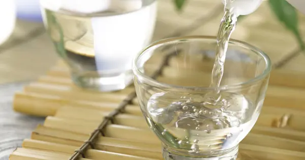 Sử dụng nước tẩy cho quần áo màu và trắng có gì khác biệt?