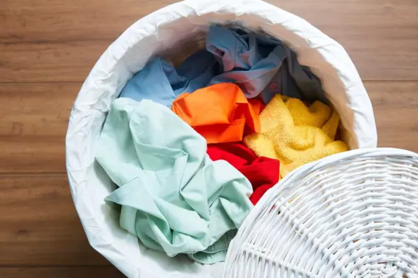 Sử dụng nước tẩy cho quần áo màu và trắng có gì khác biệt?