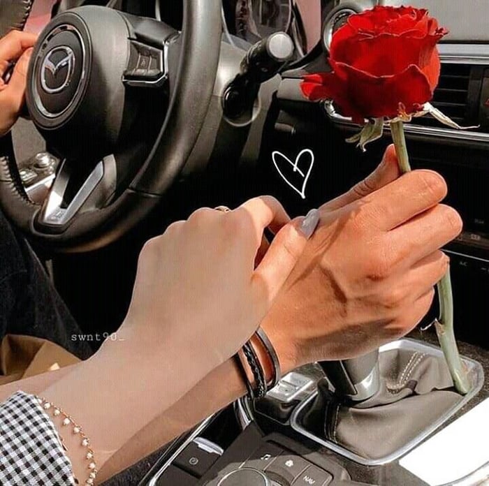 Bức ảnh lãng mạn của việc nắm tay trên chiếc 6hello88