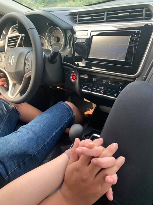 Bức ảnh lãng mạn của việc nắm tay trên chiếc 6hello88