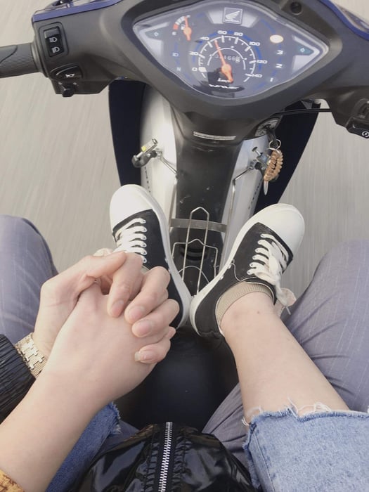 Bức ảnh lãng mạn của việc nắm tay trên chiếc 6hello88