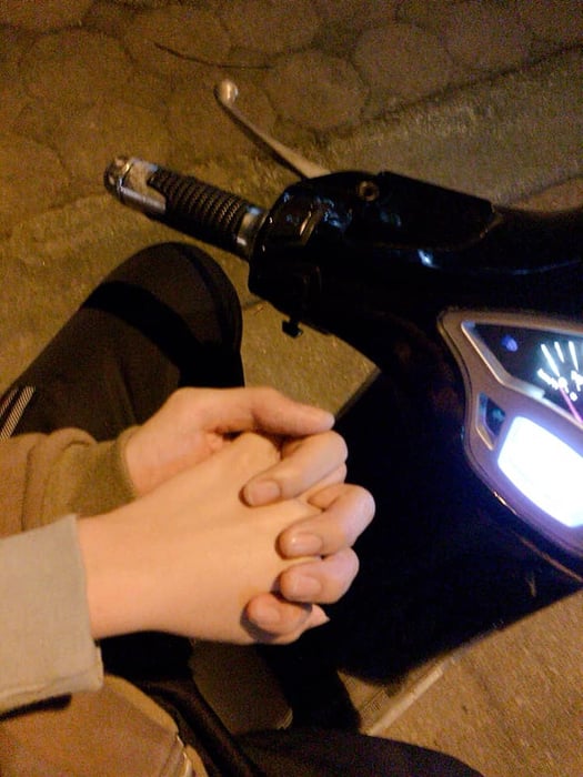Bức ảnh lãng mạn của việc nắm tay trên chiếc 6hello88