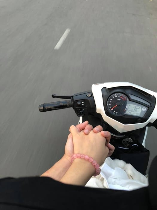 Bức ảnh lãng mạn của việc nắm tay trên chiếc 6hello88