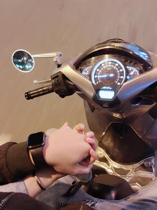 Bức ảnh lãng mạn của việc nắm tay trên chiếc 6hello88