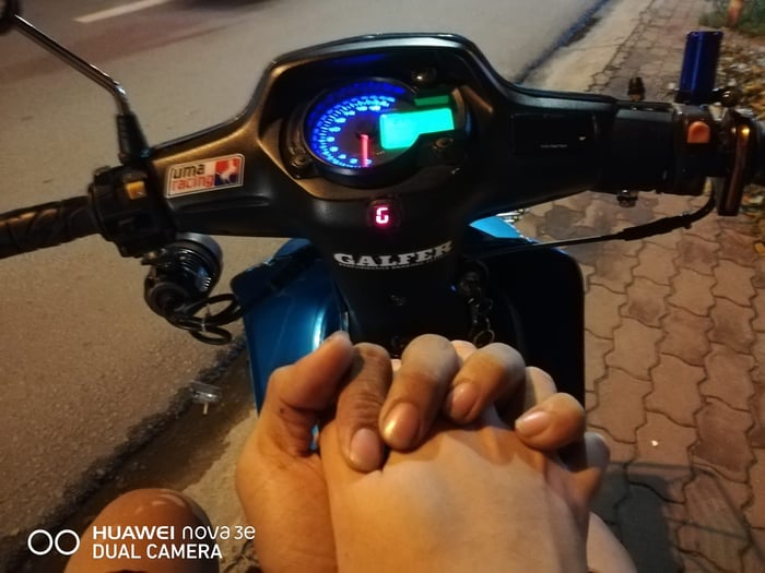 Bức ảnh lãng mạn của việc nắm tay trên chiếc 6hello88