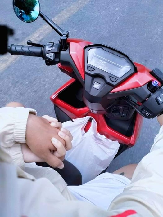 Bức ảnh lãng mạn của việc nắm tay trên chiếc 6hello88