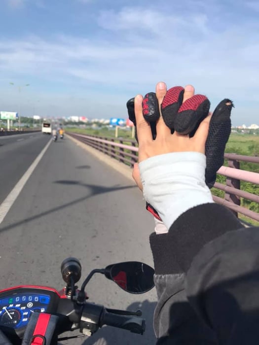 Bức ảnh lãng mạn của việc nắm tay trên chiếc 6hello88