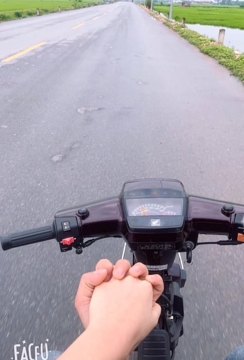 Bức ảnh lãng mạn của việc nắm tay trên chiếc 6hello88