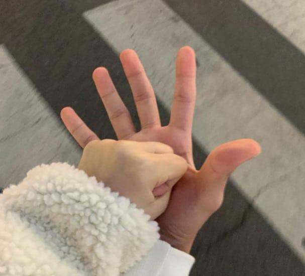 Bức ảnh lãng mạn của việc nắm tay trên chiếc 6hello88