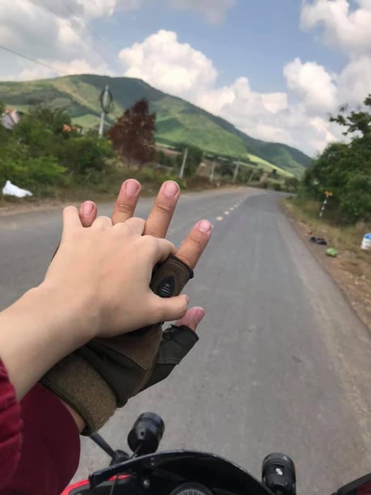Bức ảnh lãng mạn của việc nắm tay trên chiếc 6hello88