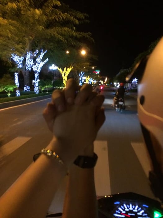 Bức ảnh lãng mạn của việc nắm tay trên chiếc 6hello88