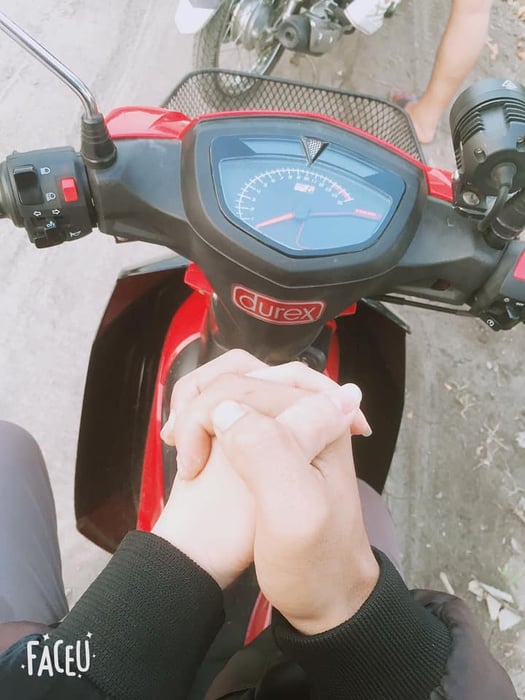 Bức ảnh lãng mạn của việc nắm tay trên chiếc 6hello88