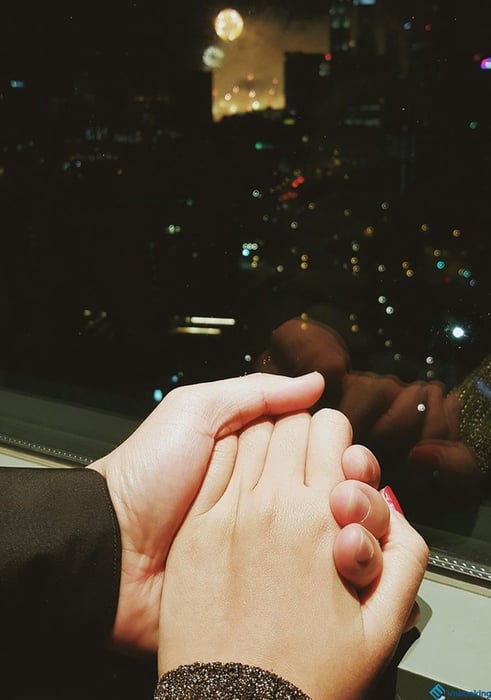 Bức ảnh lãng mạn của việc nắm tay trên chiếc 6hello88
