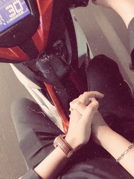Bức ảnh lãng mạn của việc nắm tay trên chiếc 6hello88