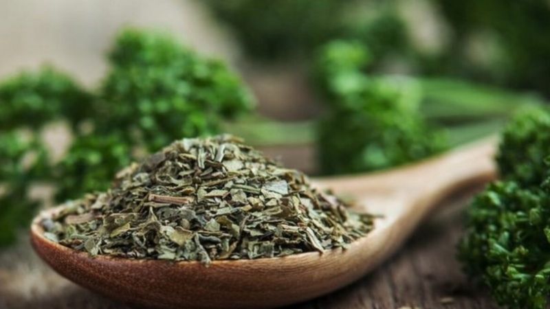13 tác dụng của mùi tây đối với helloo88 bạn cần biết