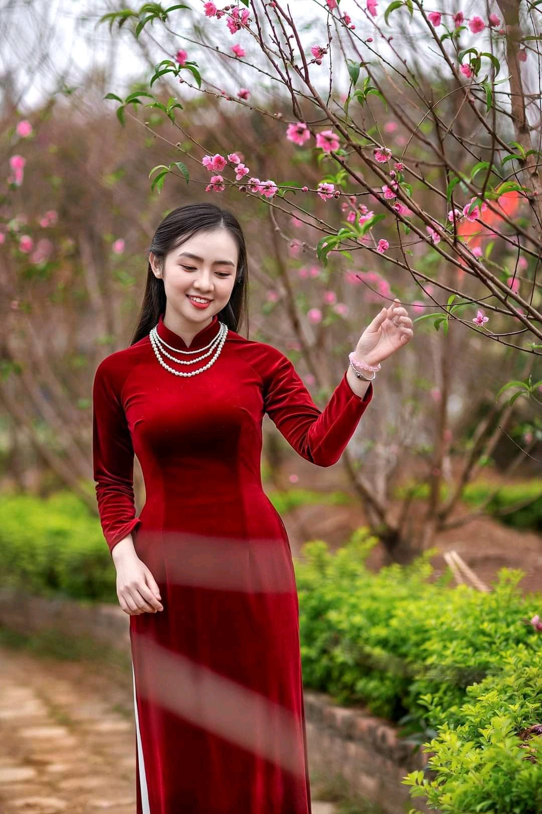 Ưu nhược điểm của áo dài nhung đỏ, 4 mẫu helo88.vina hiện nay