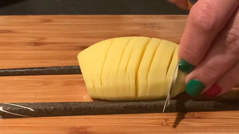 Cách cắt khoai tây lốc xoáy nhanh gọn, 22helo88 ai cũng làm được