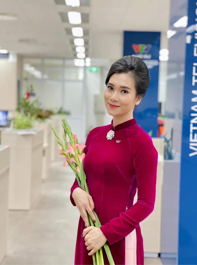 Ưu nhược điểm của áo dài nhung đỏ, 4 mẫu helo88.vina hiện nay