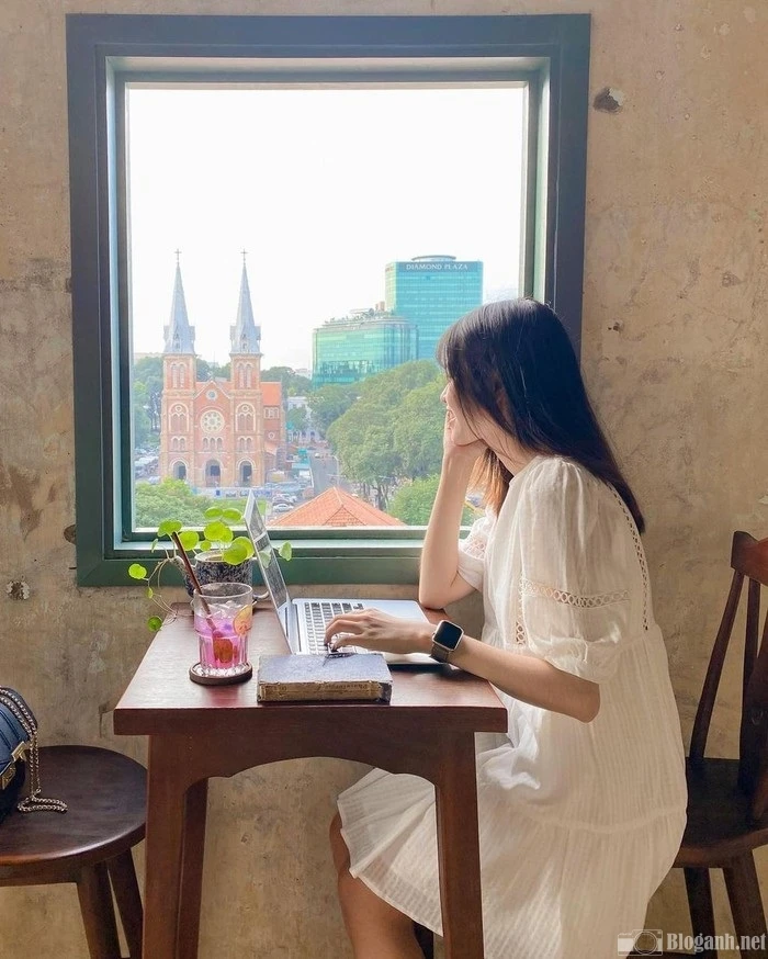 15 Cách tạo dáng chụp ảnh check in sống ảo ở quán cafe 22helo88 & đẹp cho nữ