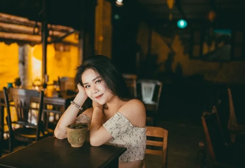 15 Cách tạo dáng chụp ảnh check in sống ảo ở quán cafe 22helo88 & đẹp cho nữ