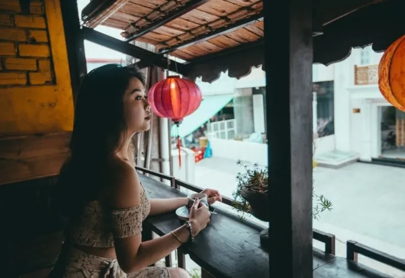 15 Cách tạo dáng chụp ảnh check in sống ảo ở quán cafe 22helo88 & đẹp cho nữ