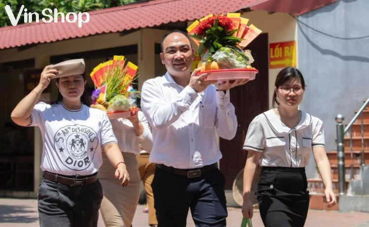 hello8862 com sắm lễ, cầu may đúng cách tại Phủ Tây Hồ
