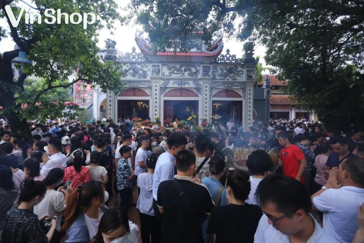 hello8862 com sắm lễ, cầu may đúng cách tại Phủ Tây Hồ