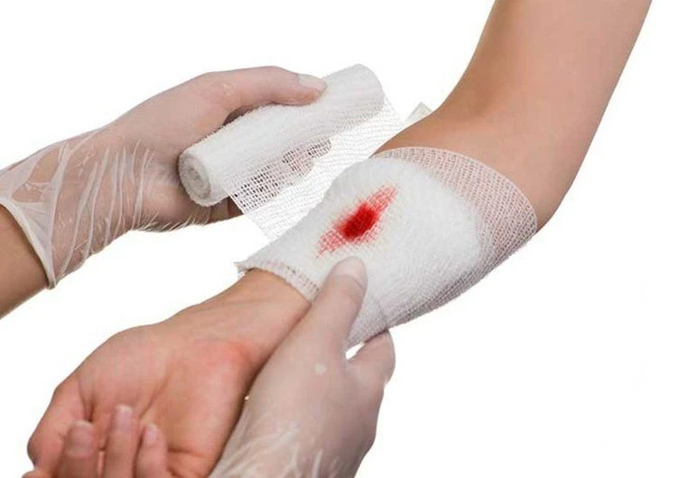 hello8862 com sơ cứu vết thương chảy máu bằng cách đè ép và băng vết thương