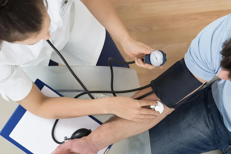 Đo huyết áp tay nào và cách đo đúng helloo88
