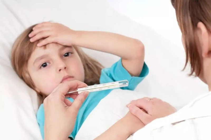 Mách mẹ các dấu hiệu tay chân miệng ở trẻ rất dễ nhận biết