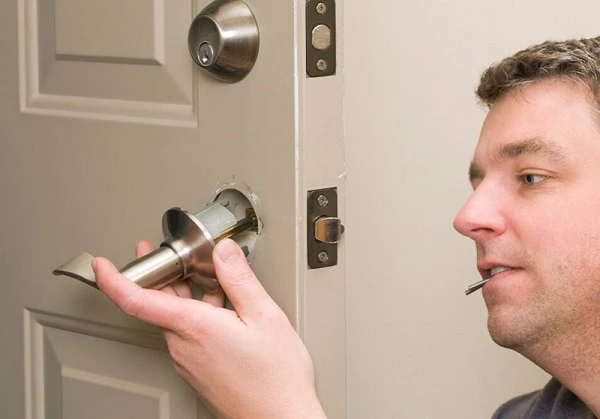 Cách mở khóa cửa tay gạt khi bị kẹt và bị mất chìa 22helo88