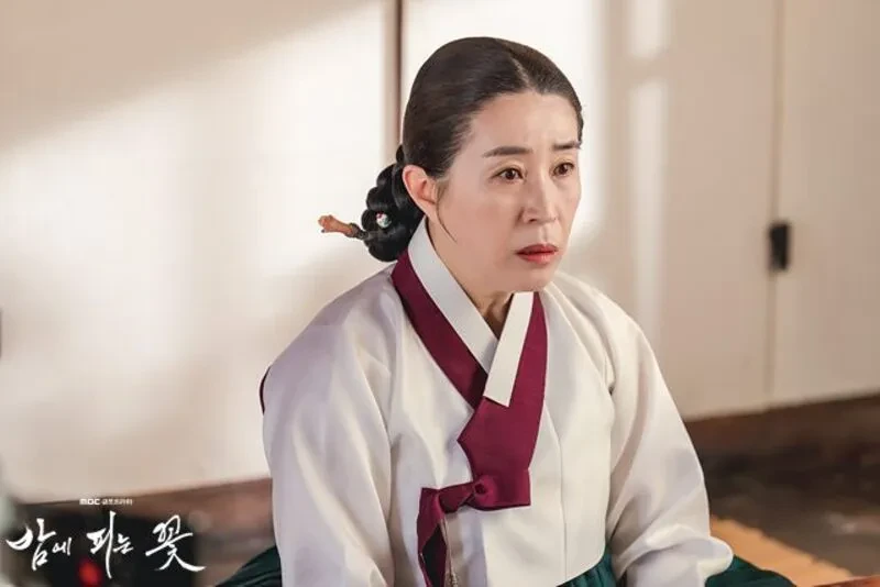 Review phim 'Hoa Nở Về Đêm' của Lee Honey: Át chủ bài của đường đua phim Hàn 2024