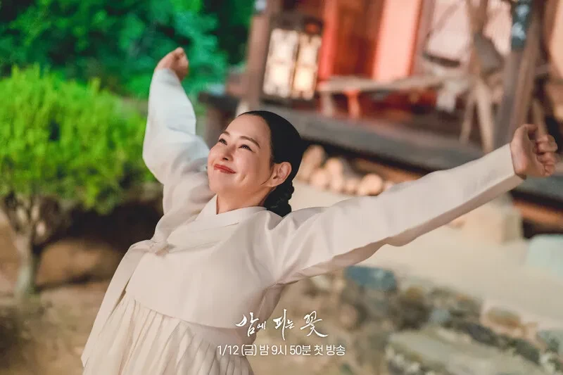 Review phim 'Hoa Nở Về Đêm' của Lee Honey: Át chủ bài của đường đua phim Hàn 2024