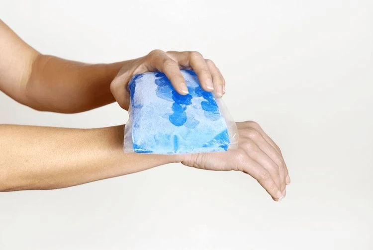 Bị trật khớp cổ tay phải làm sao? Bao lâu thì khỏi?