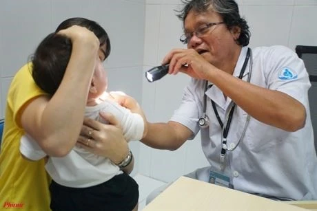 Tay chân miệng vào mùa, làm sao để con bạn an toàn?