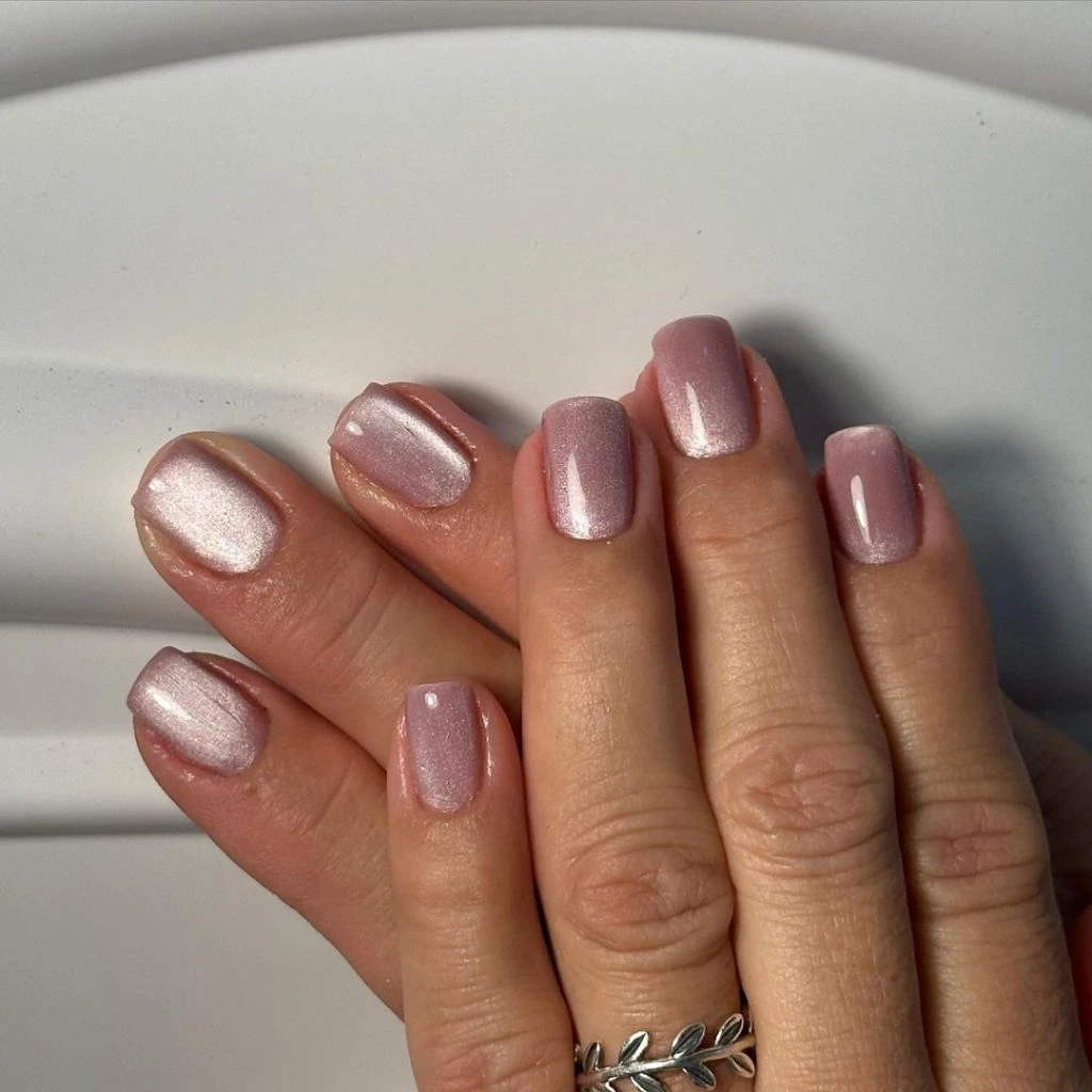 Cat-eye Nails: Hiệu ứng mắt mèo “thống trị” xu hướng làm móng mùa Hè