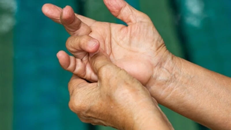 Trật khớp ngón tay: Nguyên nhân, triệu chứng và cách chữa trị helloo88