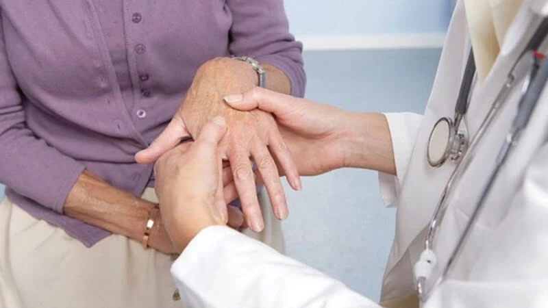Trật khớp ngón tay: Nguyên nhân, triệu chứng và cách chữa trị helloo88