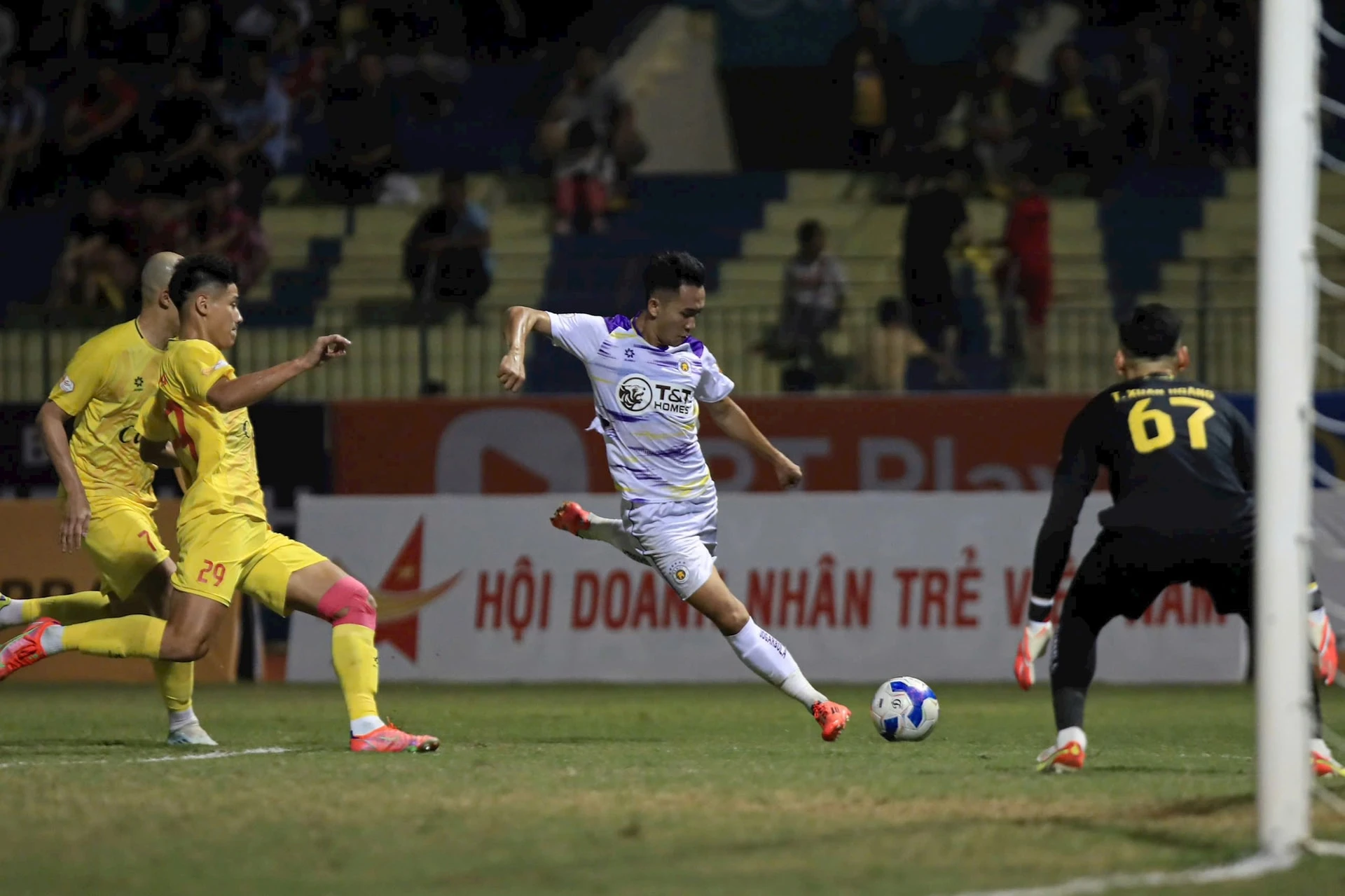 Hai Long toả sáng, Hà Nội FC giành lại 1 điểm từ Đông Á Thanh Hoá