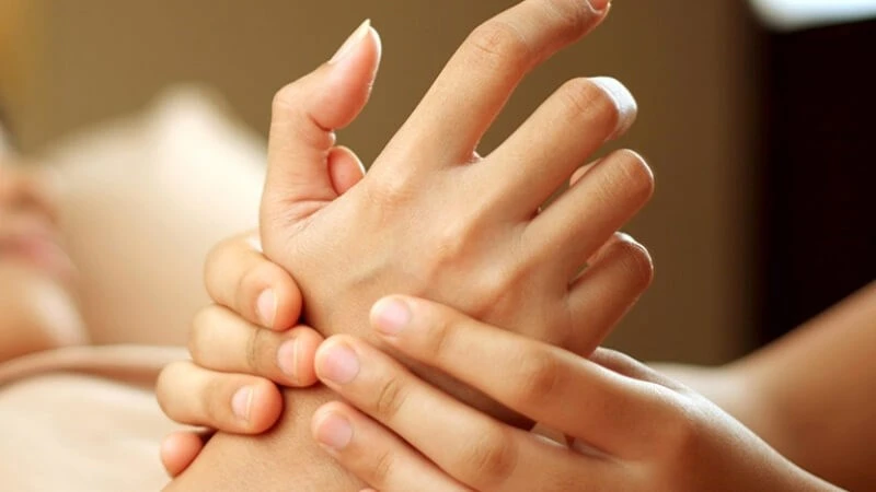 Trật khớp ngón tay: Nguyên nhân, triệu chứng và cách chữa trị helloo88