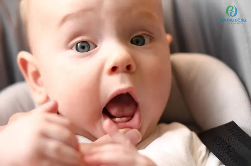 Trẻ bị sốt lòng bàn tay chân nóng: Nguyên nhân và cách chăm sóc phù hợp