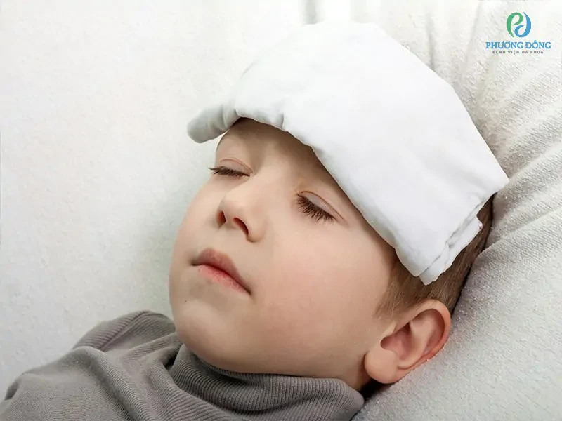 Trẻ bị sốt lòng bàn tay chân nóng: Nguyên nhân và cách chăm sóc phù hợp