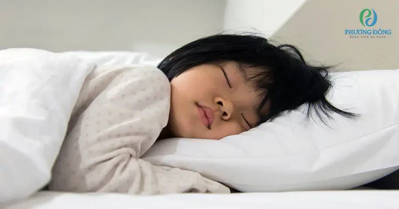 Trẻ bị sốt lòng bàn tay chân nóng: Nguyên nhân và cách chăm sóc phù hợp