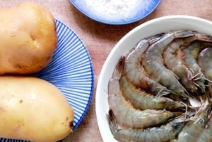 Cách làm TÔM CUỘN KHOAI TÂY CHIÊN 22helo88, giòn tan màu vàng ruộm đẹp mắt