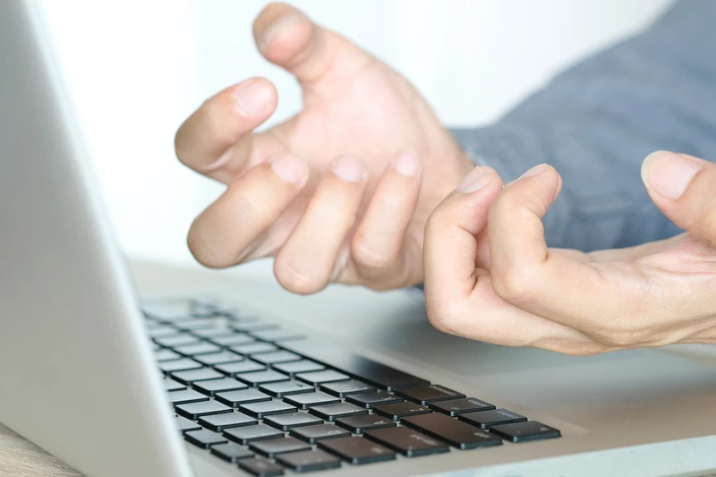 Đau đầu ngón tay là triệu chứng của bệnh gì?