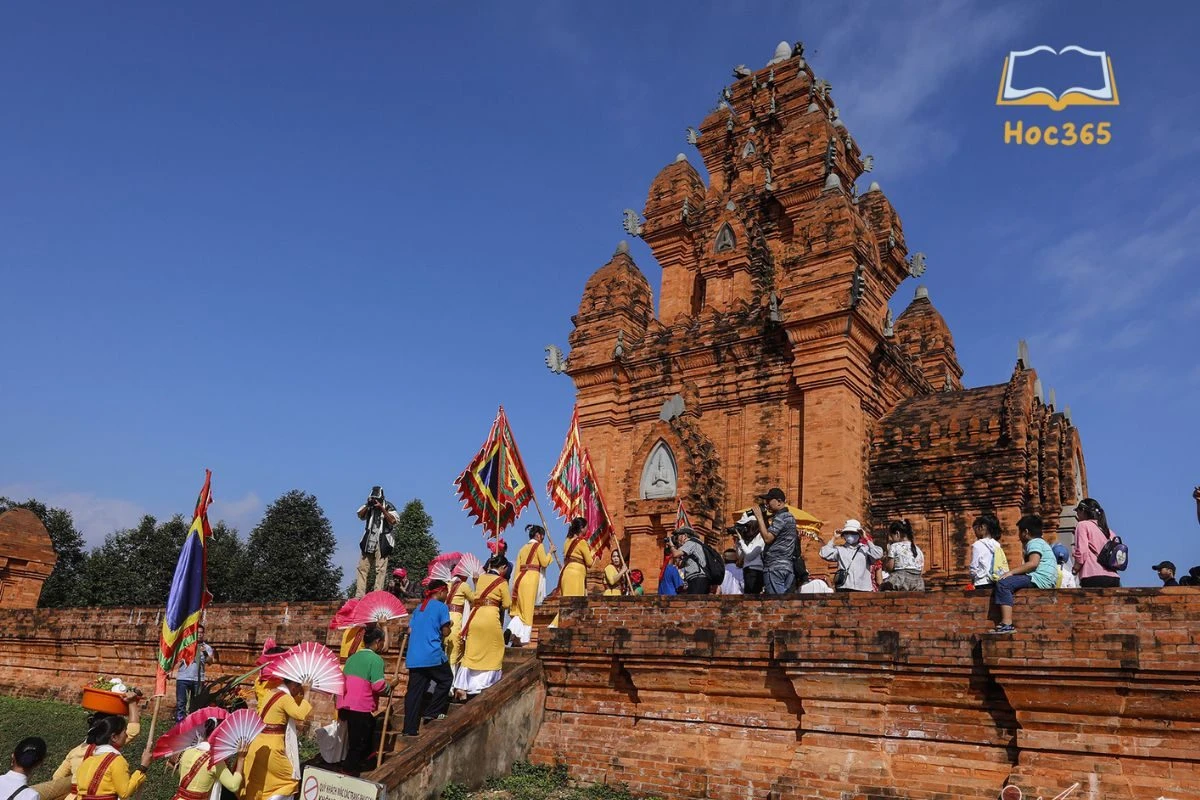 Trước khi tiếp nhận nền văn hóa từ bên ngoài cư dân Chăm Pa có nền văn hóa bản địa nào sau đây?