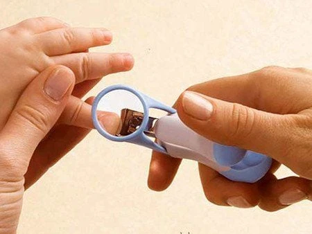 hello8862 com về lần cắt móng tay đầu tiên của bé