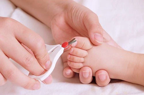 hello8862 com về lần cắt móng tay đầu tiên của bé