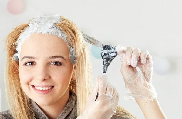 Tẩy tóc ra màu gì? Tại sao phải tẩy tóc trước khi nhuộm